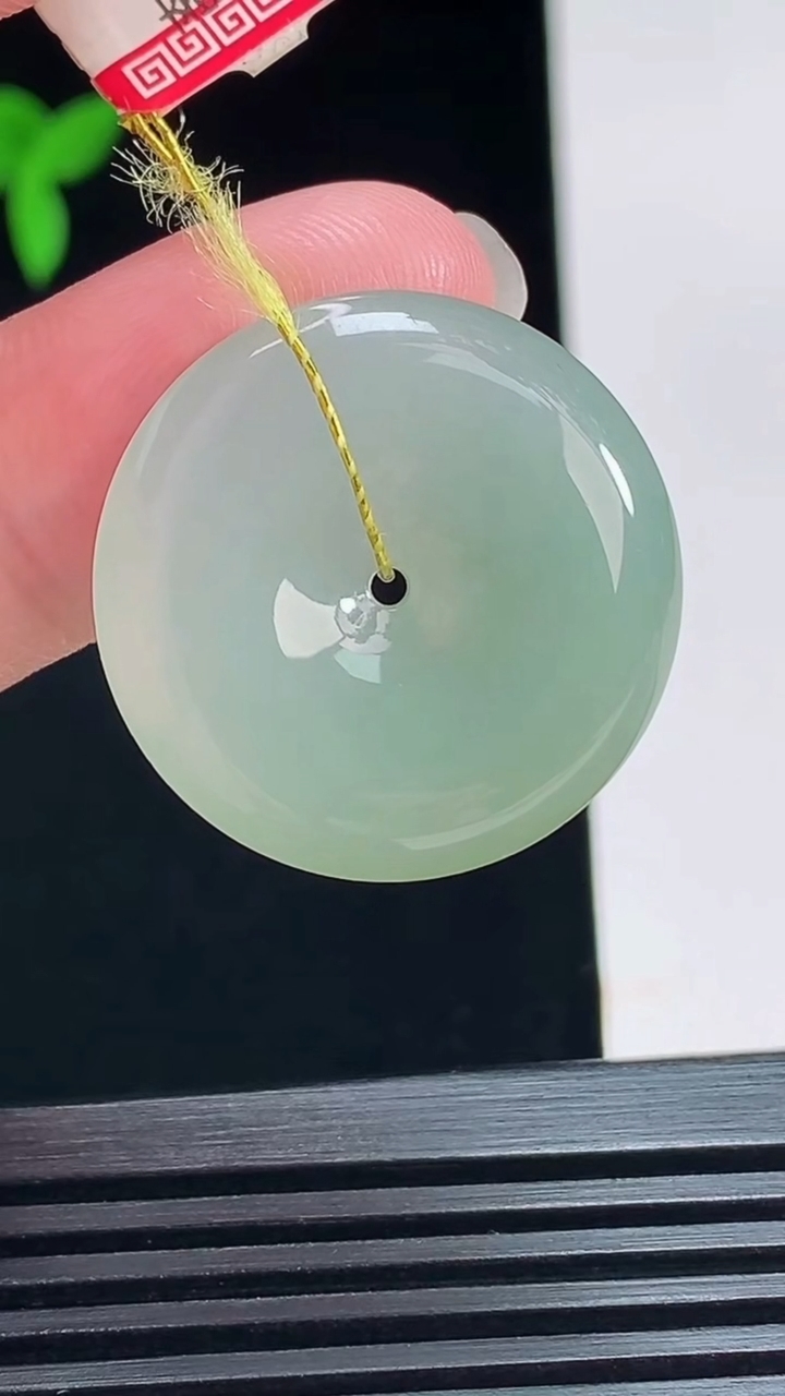 天然A货翡翠平安扣吊坠，尺寸25.5-5.2 重量:7.42g
7月12日