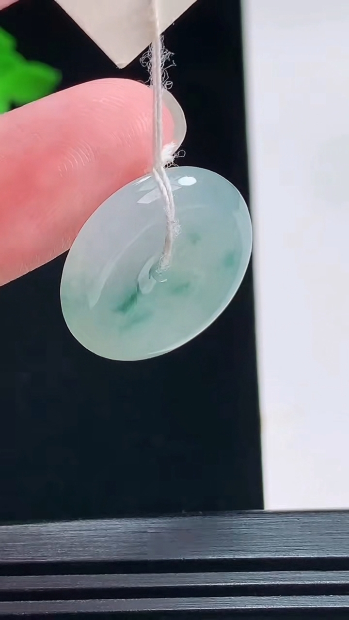 天然A货翡翠飘花平安扣吊坠，尺寸21-4.5 重量:4.51g
7月12日