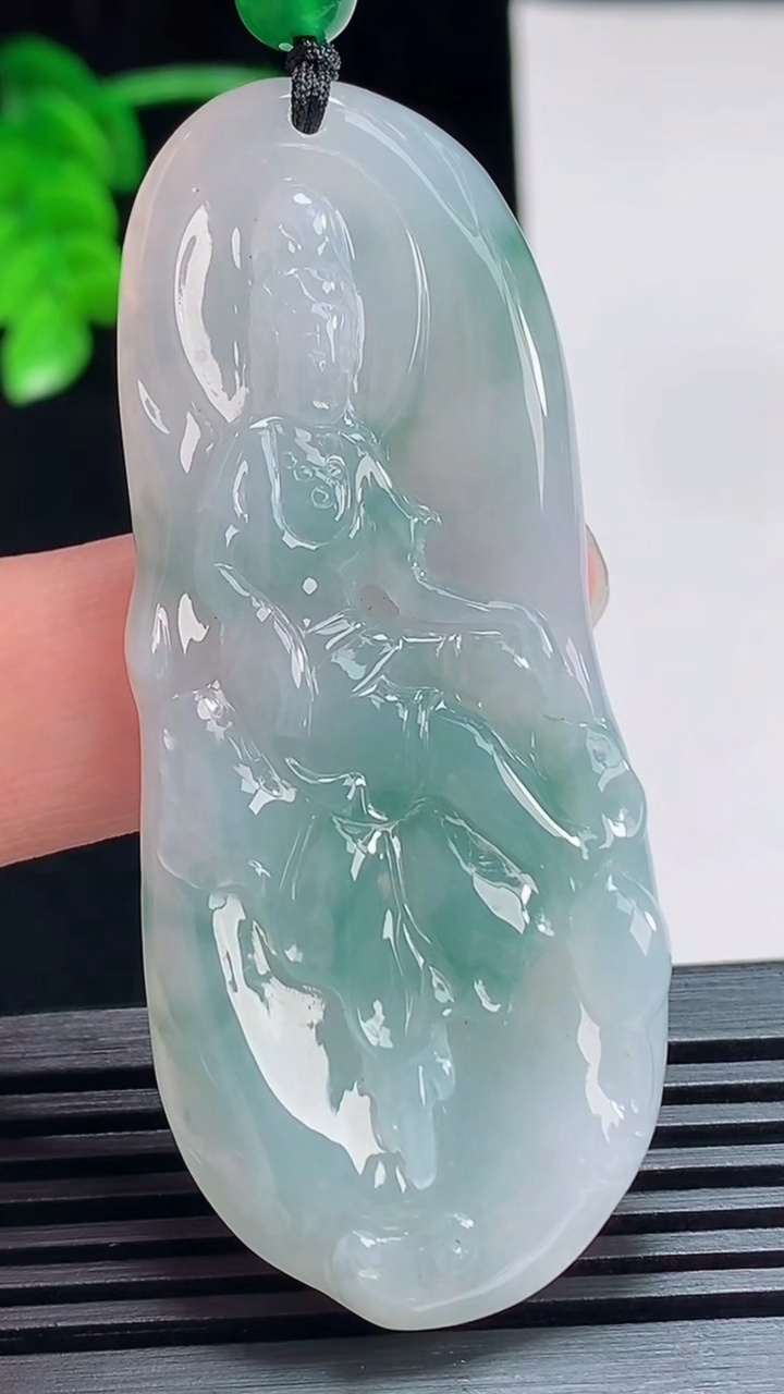 天然A货翡翠飘花观音菩萨吊坠，尺寸64-27-6 重量:21.84g
7月12日