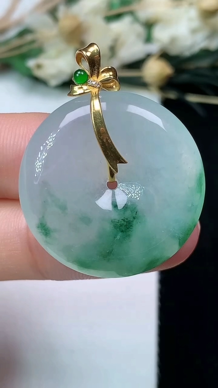 天然A货翡翠飘花平安扣吊坠，尺寸26.4-5，重量:7.52g
7月13日