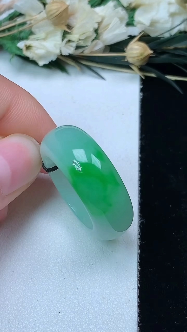 天然A货翡翠指环扳指，尺寸18.2-9.2-4.6，重量:8.42g2026年7月13日
工厂直销收藏佳品,种好水足，色泽均匀，有种有色，上手高大气！