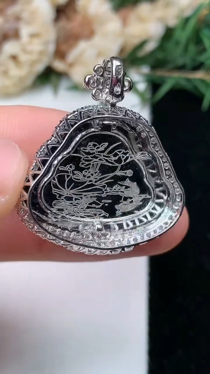 天然A货翡翠白冰佛公吊坠，尺寸30-26.9-10.2，裸石17.8-24，重量:6.32g
7月13日