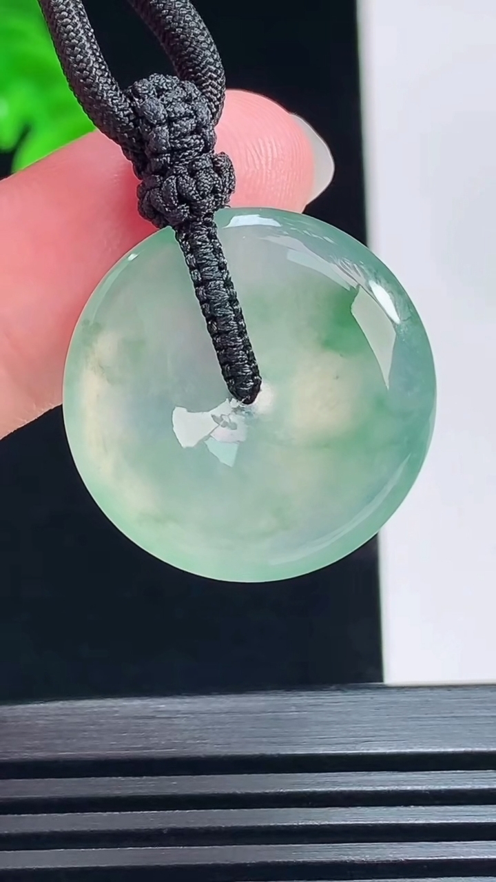 天然A货翡翠种飘花平安扣吊坠，尺寸23-4.6 重量:8.11g
7月13日