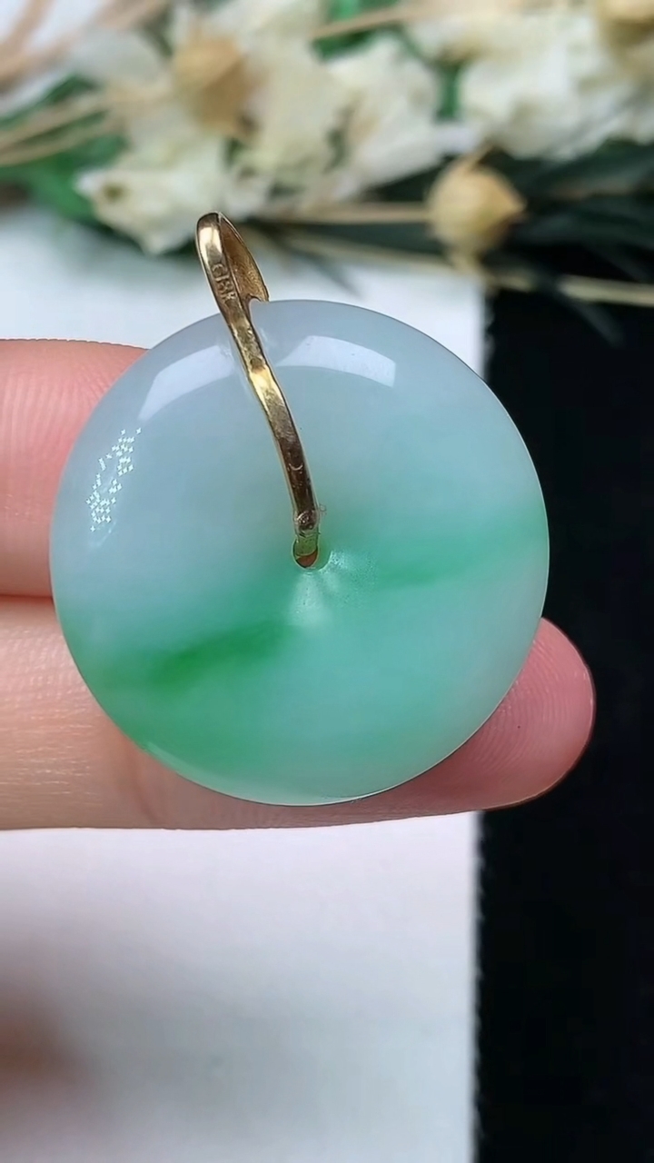 天然A货翡翠平安扣吊坠，尺寸25.2-6.2，重量:8.46g
7月13日