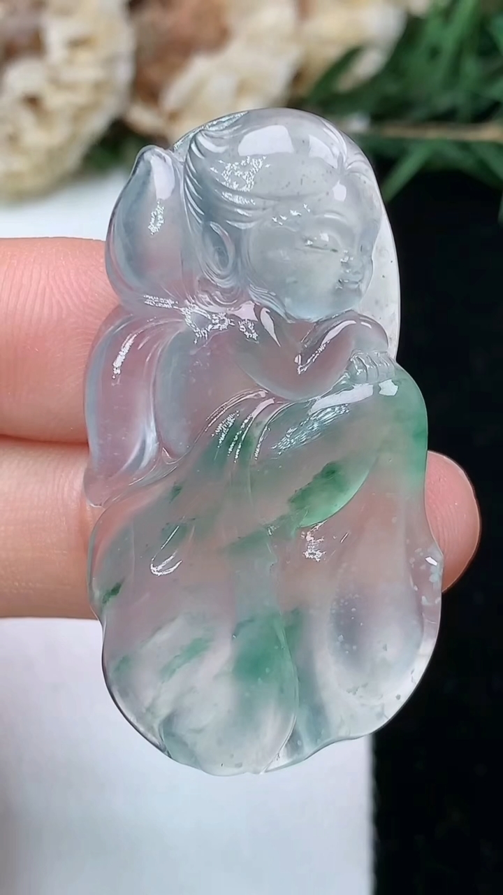 天然A货翡翠飘花花仙子吊坠，尺寸40.9-22.2-5.6，重量:9.59g
7月13日
