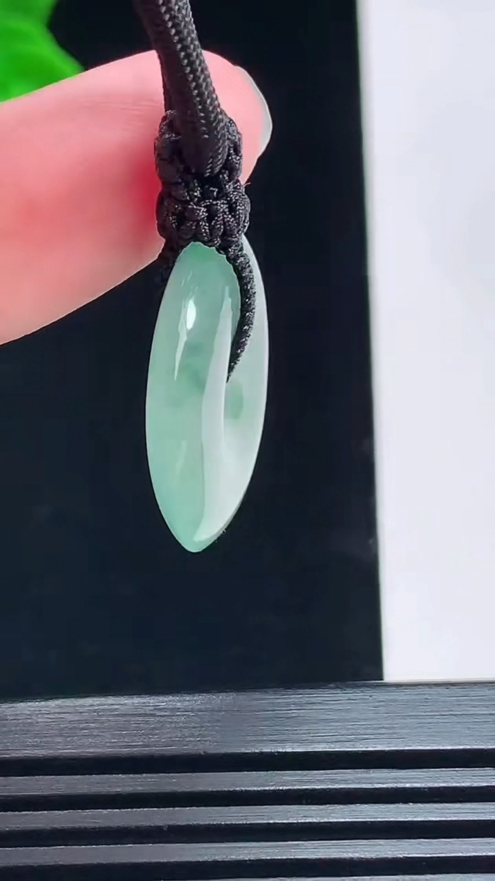 天然A货翡翠种飘花平安扣吊坠，尺寸23-4.6 重量:8.11g
7月13日