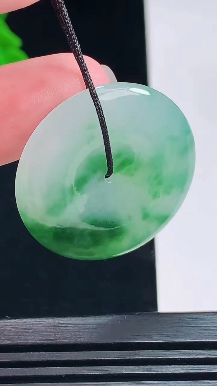 天然A货翡翠平安扣吊坠，尺寸30-4.6 重量:9.00g
7月13日