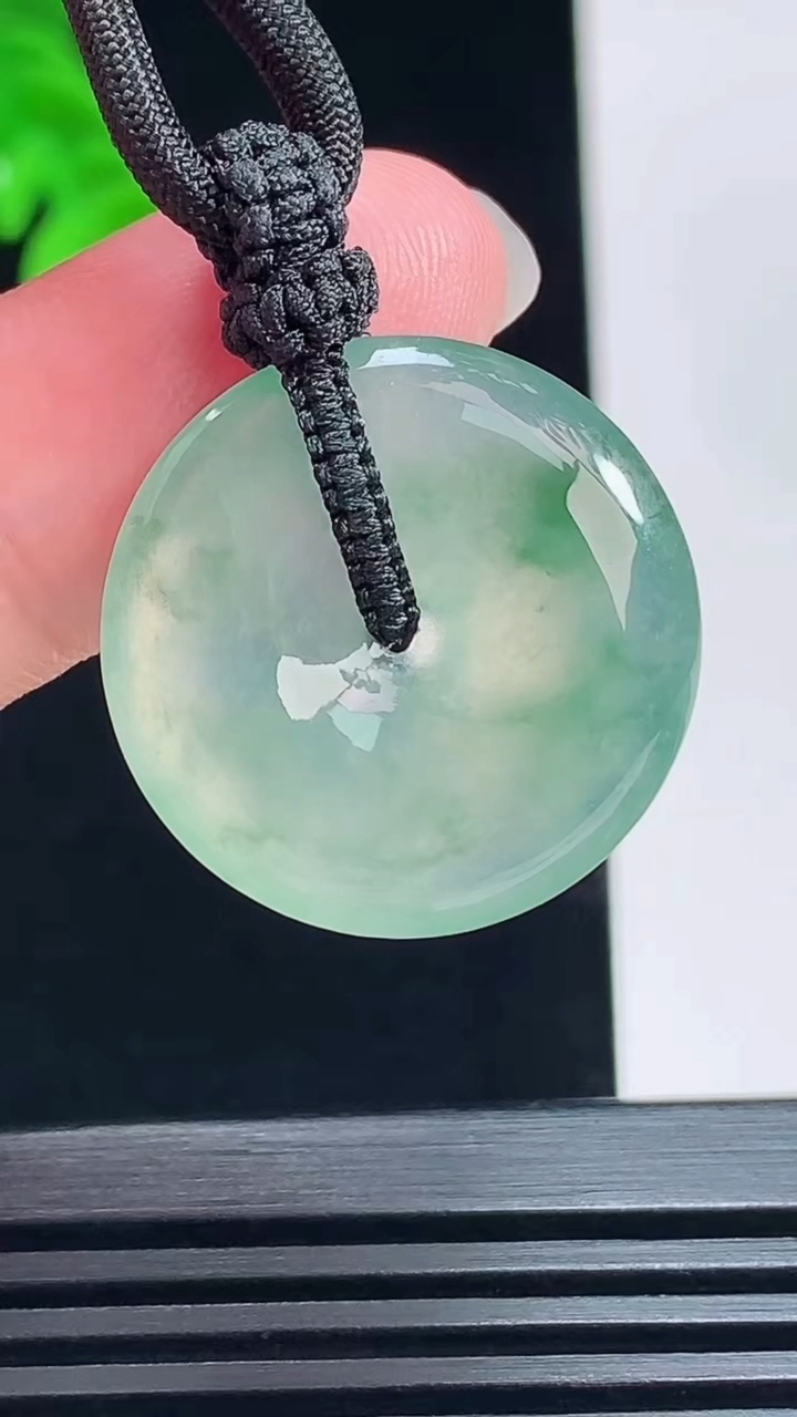 天然A货翡翠种飘花平安扣吊坠，尺寸23-4.6 重量:8.11g
7月13日