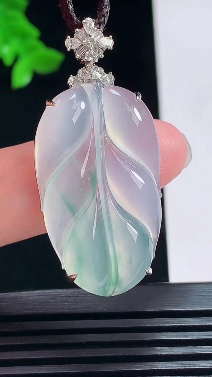 天然A货翡翠种飘花金枝玉叶 叶子吊坠，尺寸43.5-20-7.5，裸石33.5-20 重量:7.14g
7月13日