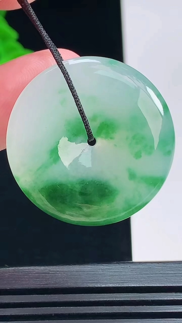 天然A货翡翠平安扣吊坠，尺寸30-4.6 重量:9.00g
7月13日