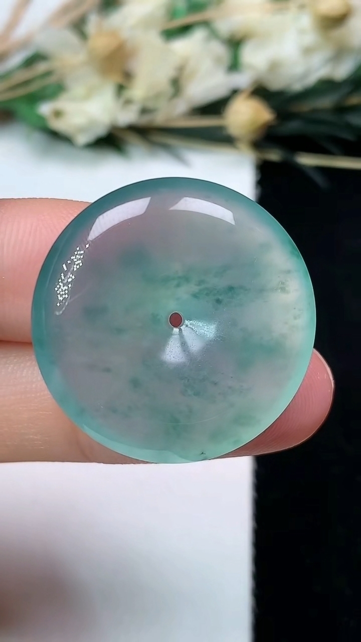天然A货翡翠飘花平安扣吊坠，尺寸25.7-5.5，重量:7.25g
7月13日