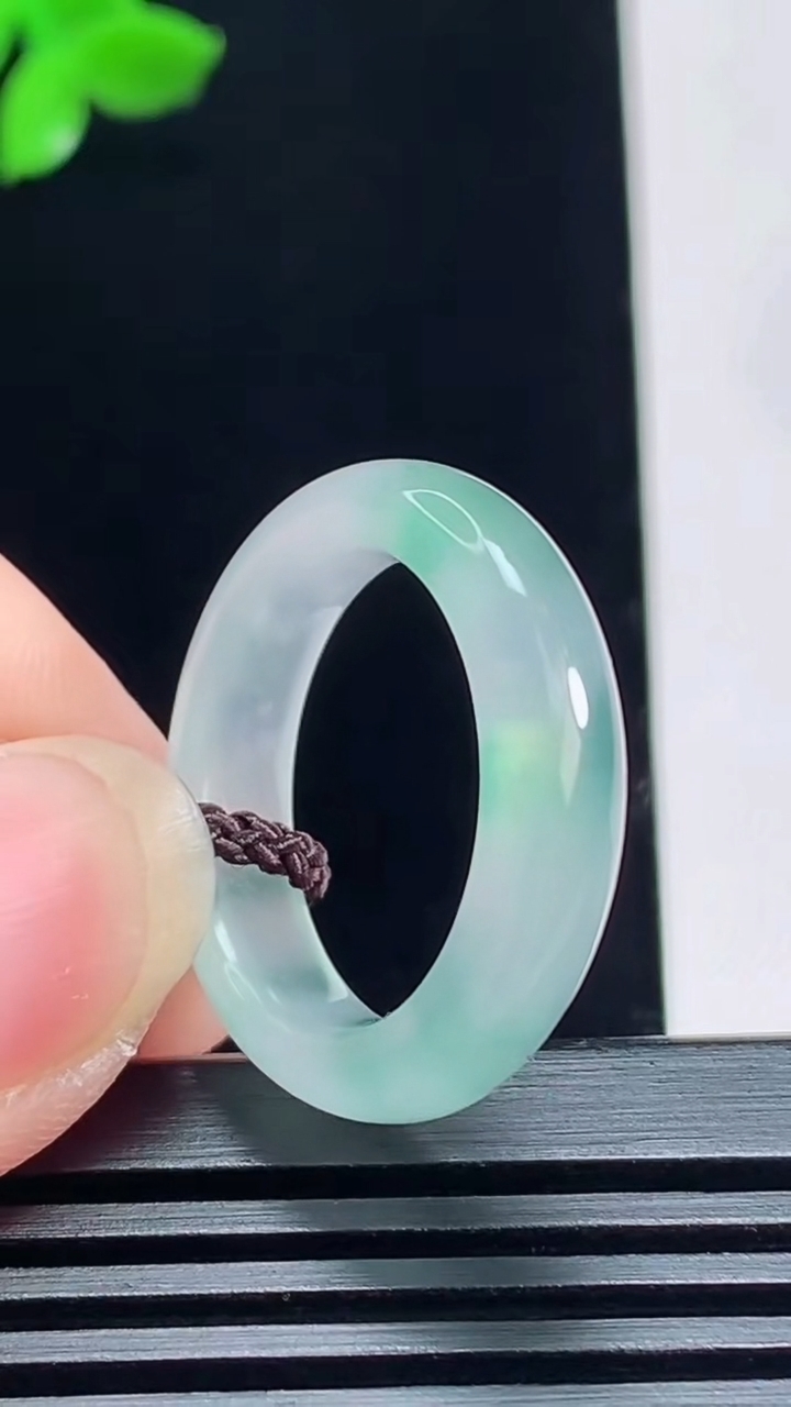 天然A货翡翠玉指环 戒指，尺寸18.5-5.5-3.8 重量:4.00g2026年7月13日
工厂直销收藏佳品,种好水足，色泽均匀，有种有色，上手高大气！