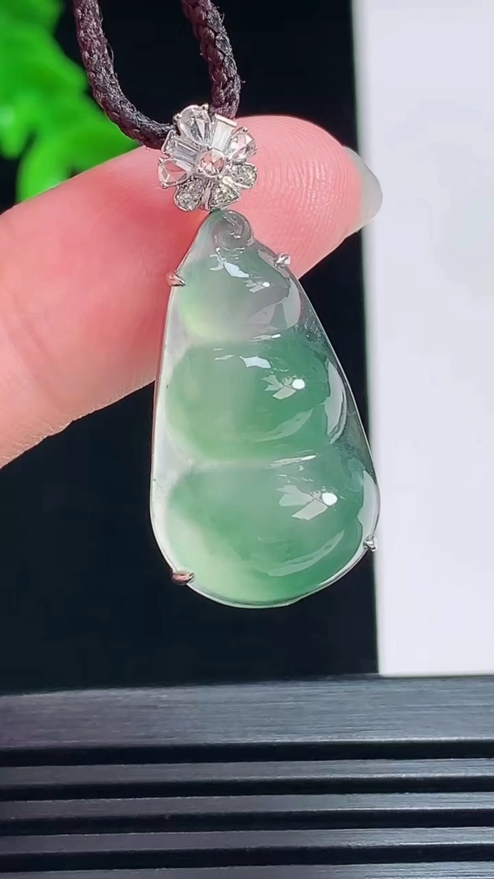 天然A货翡翠种飘花福豆吊坠，尺寸31.6-14.6-8，裸石24-14.5 重量:4.38g
7月1