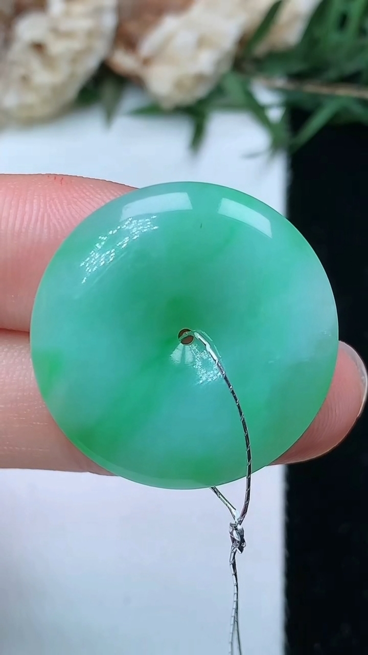 天然A货翡翠平安扣吊坠，尺寸24.4-4.8，重量:5.75g
7月13日