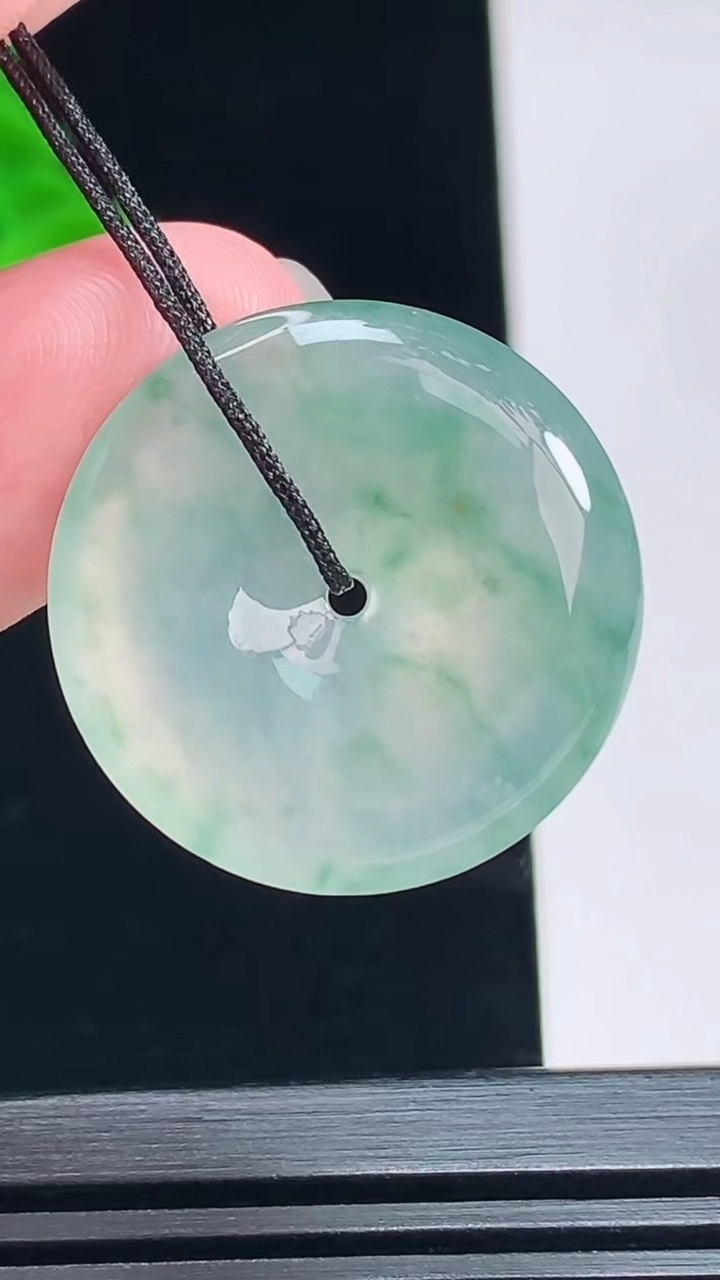 天然A货翡翠平安扣吊坠，尺寸25-5 重量:6.60g
7月13日