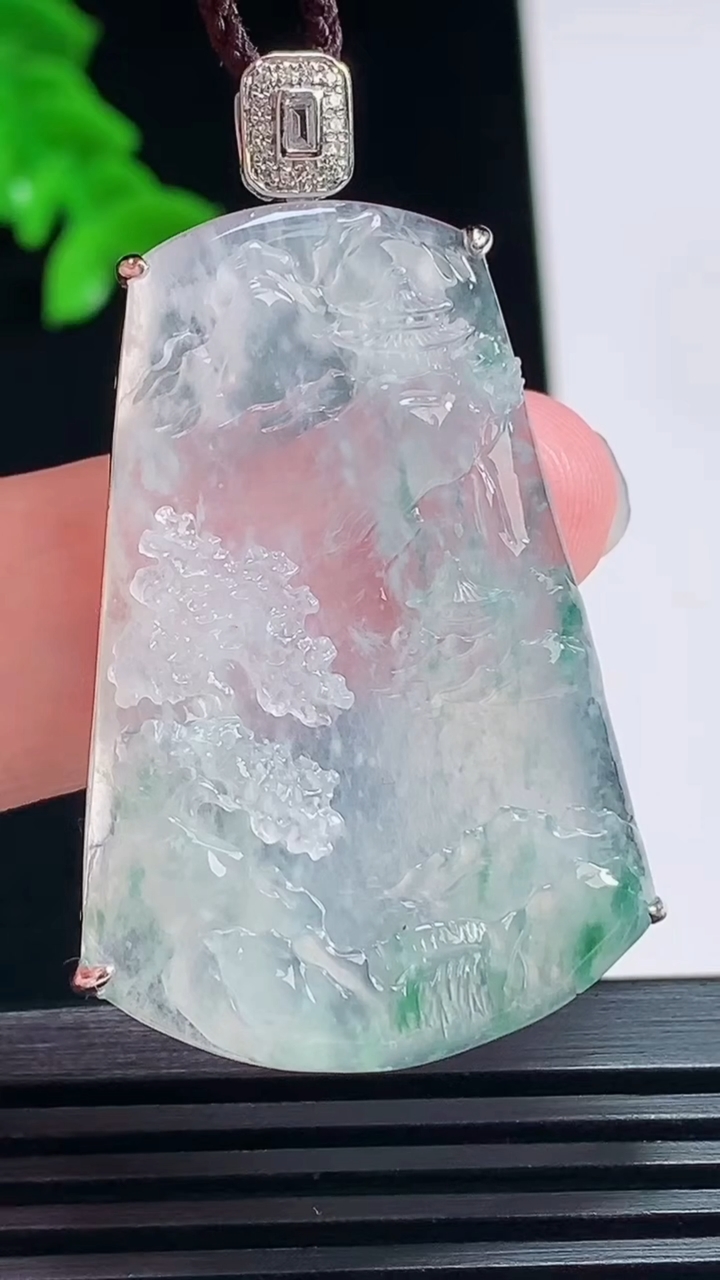 天然A货翡翠种飘花山水牌吊坠，尺寸48-29-6.5，裸石40.6-28 重量:9.40g
7月13
