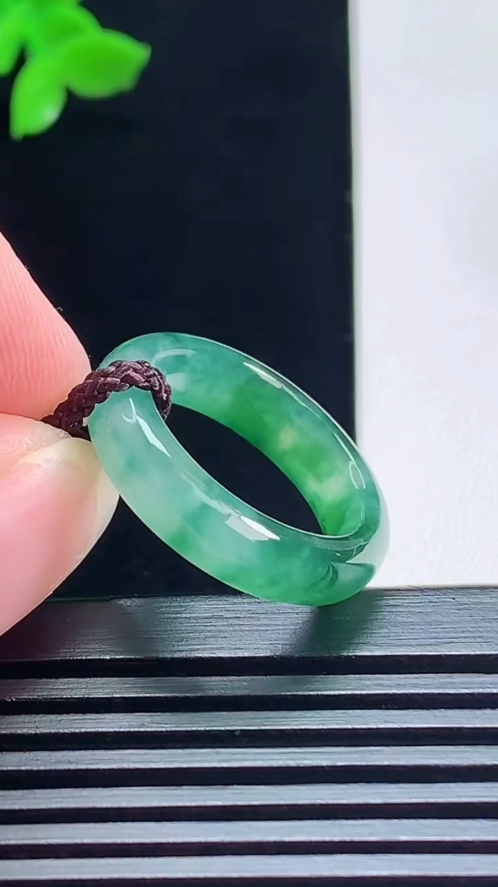天然A货翡翠玉指环 戒指，尺寸17-5-3.5 重量:3.29g2026年7月13日
工厂直销收藏佳品,种好水足，色泽均匀，有种有色，上手高大气！