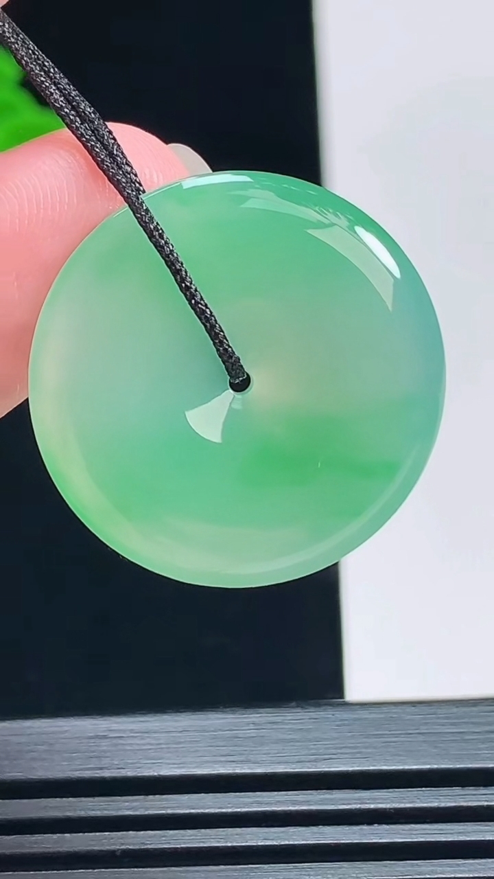 天然A货翡翠平安扣吊坠，尺寸25-3.6重量:4.92g
7月13日