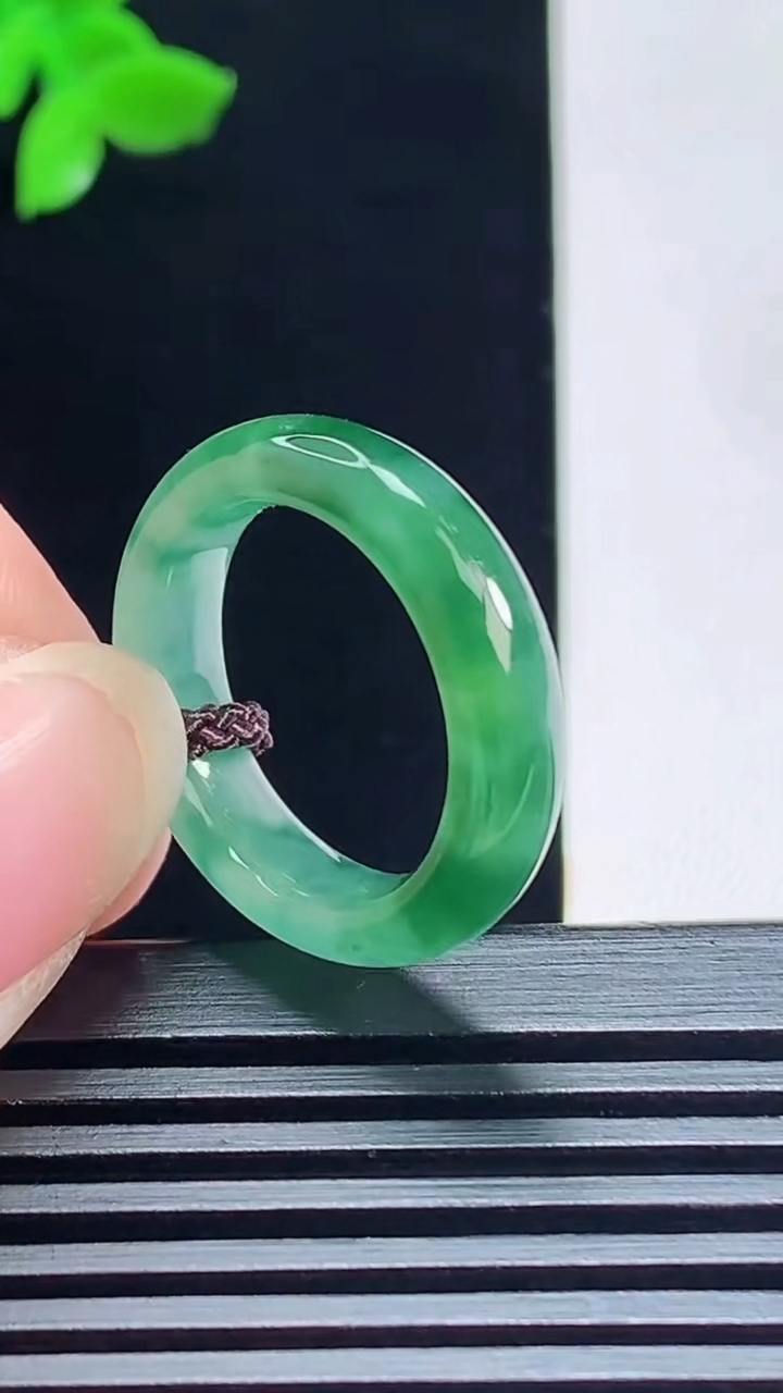 天然A货翡翠玉指环 戒指，尺寸17-5-3.5 重量:3.29g2026年7月13日
工厂直销收藏佳品,种好水足，色泽均匀，有种有色，上手高大气！