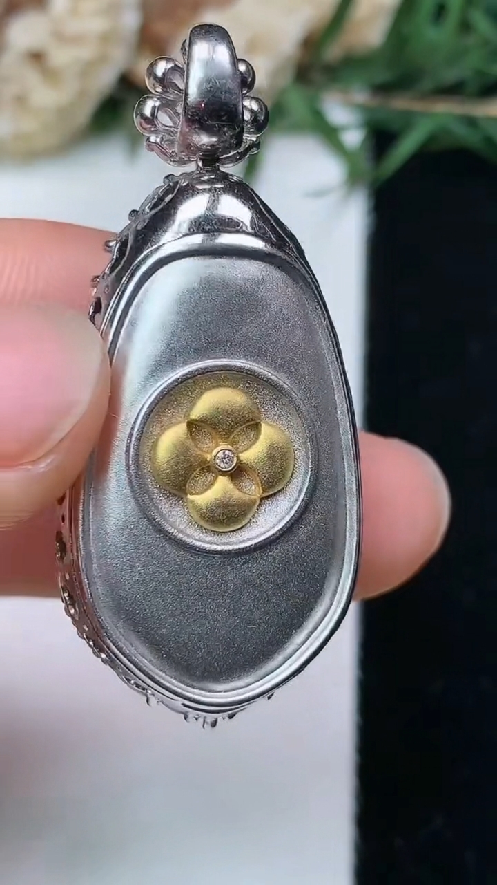 天然A货翡翠如意吊坠，尺寸42.8-19.2-9.8，裸石24.3-14.5，重量:10.71g
7月13日，重量:10.71g