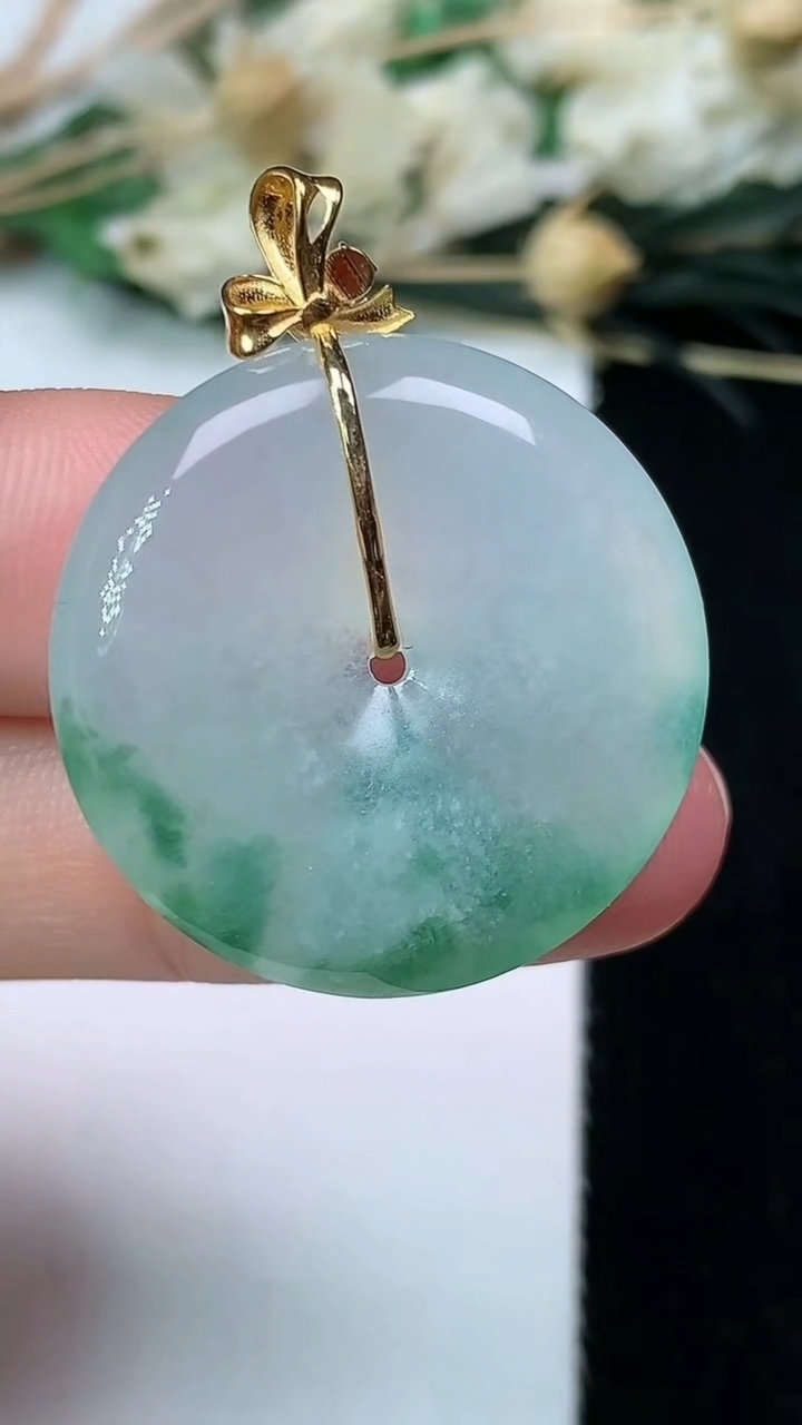 天然A货翡翠飘花平安扣吊坠，尺寸26.4-5，重量:7.52g
7月13日