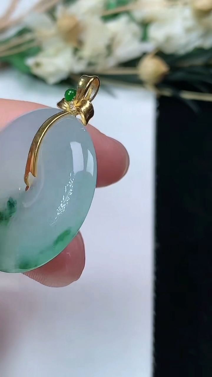 天然A货翡翠飘花平安扣吊坠，尺寸26.4-5，重量:7.52g
7月13日