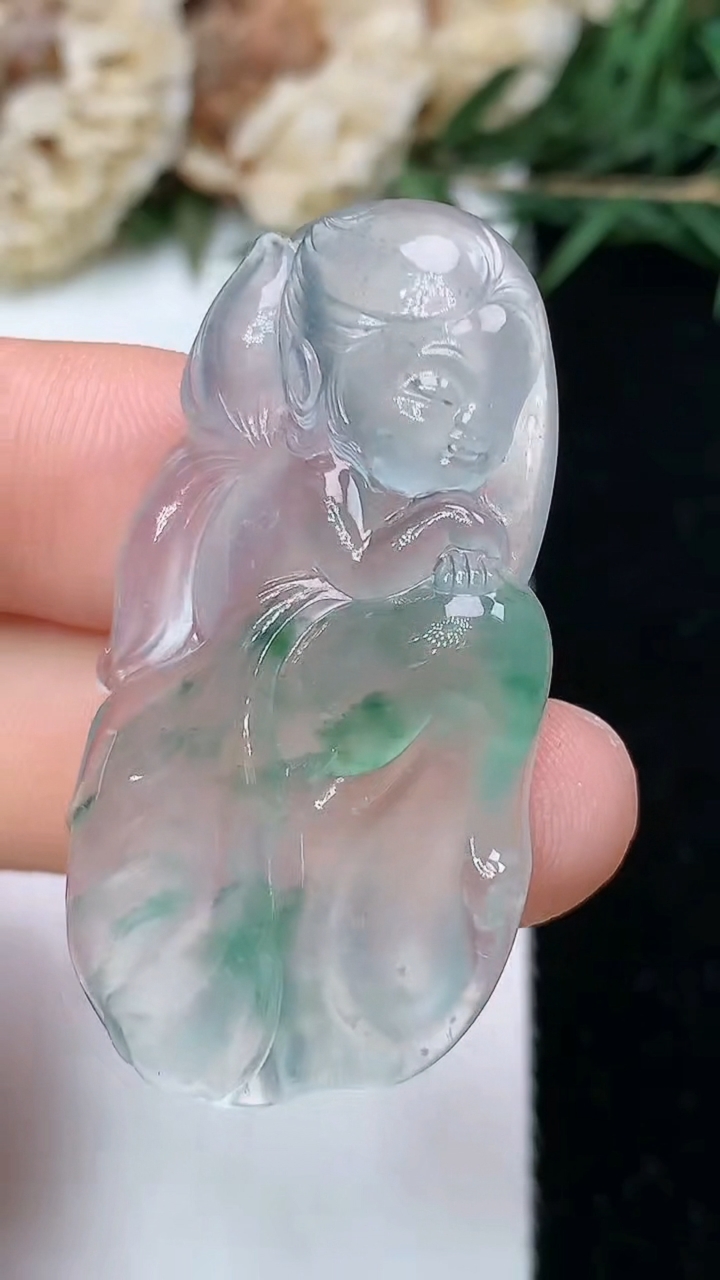 天然A货翡翠飘花花仙子吊坠，尺寸40.9-22.2-5.6，重量:9.59g
7月13日