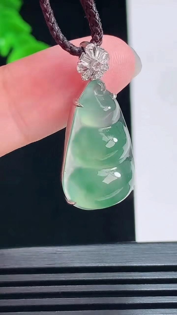 天然A货翡翠种飘花福豆吊坠，尺寸31.6-14.6-8，裸石24-14.5 重量:4.38g
7月13日