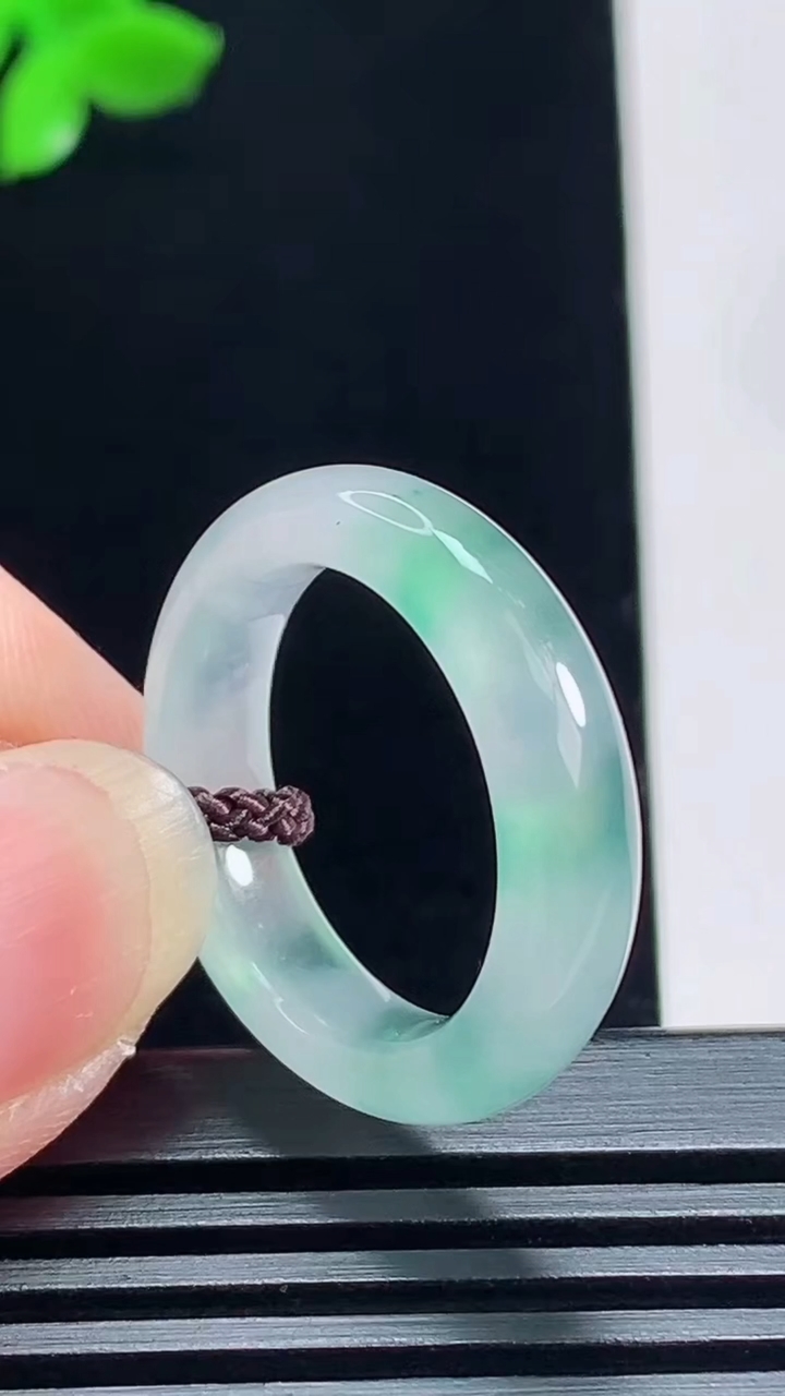 天然A货翡翠玉指环 戒指，尺寸18.5-5.5-3.8 重量:4.00g2026年7月13日
工厂直