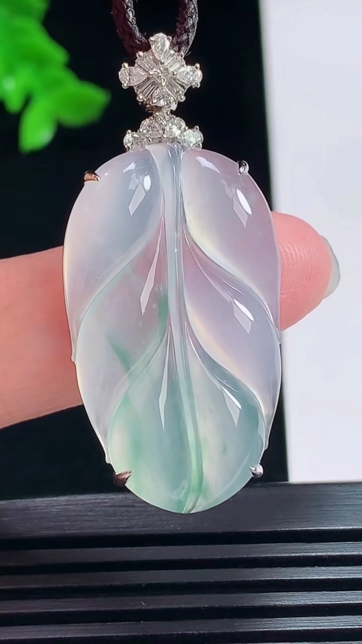 天然A货翡翠种飘花金枝玉叶 叶子吊坠，尺寸43.5-20-7.5，裸石33.5-20 重量:7.14