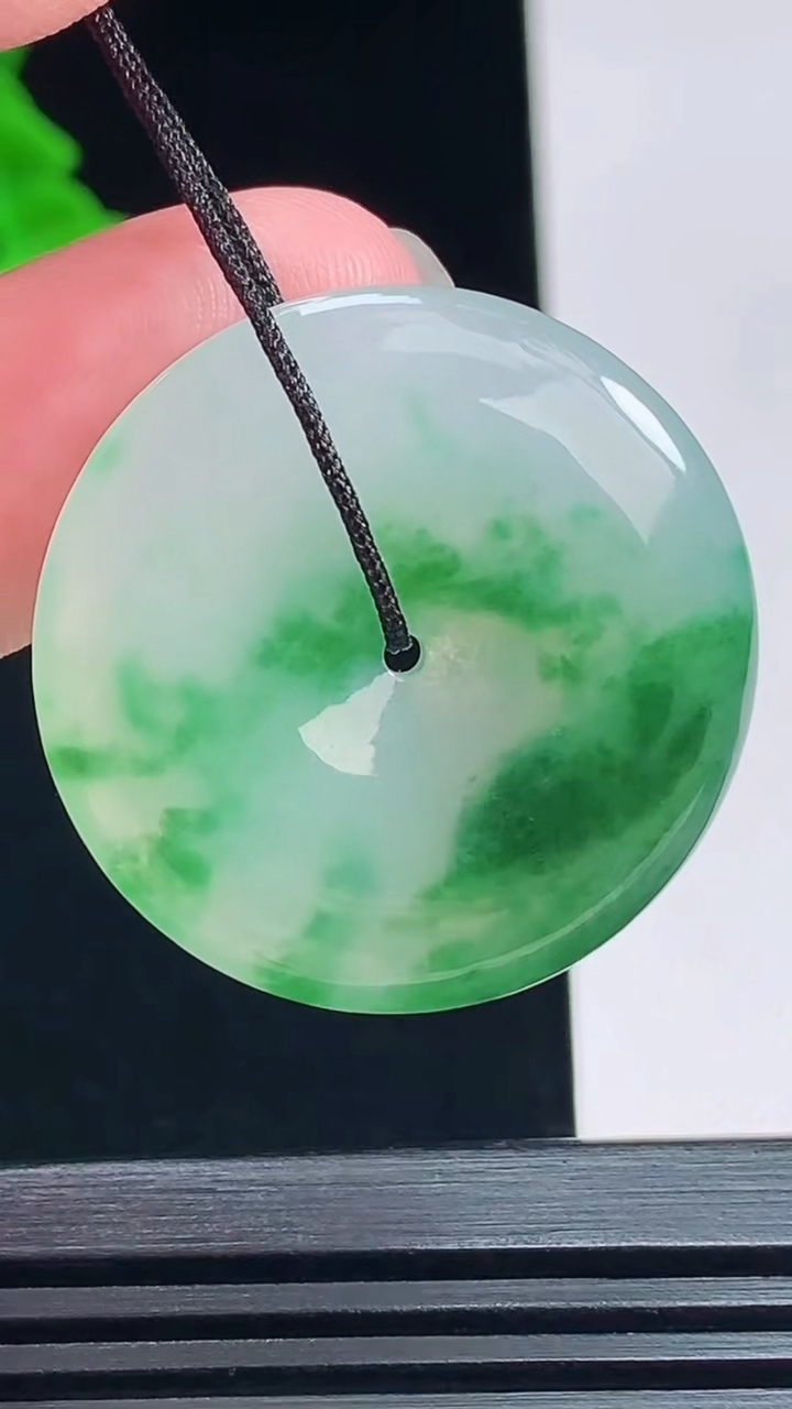 天然A货翡翠平安扣吊坠，尺寸30-4.6 重量:9.00g
7月13日