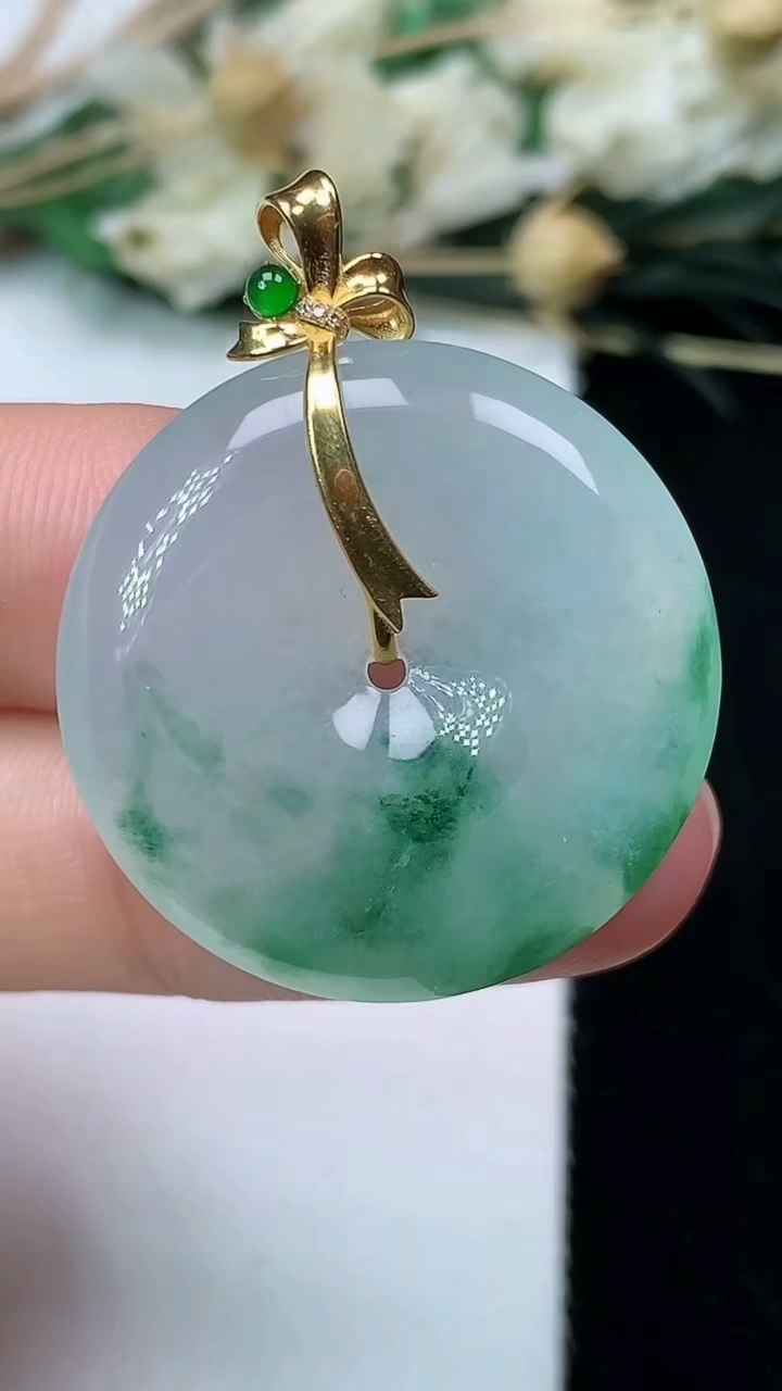 天然A货翡翠飘花平安扣吊坠，尺寸26.4-5，重量:7.52g
7月13日
