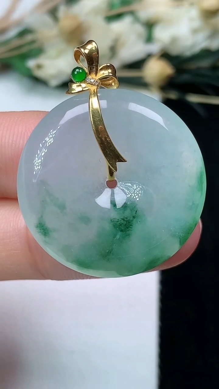天然A货翡翠飘花平安扣吊坠，尺寸26.4-5，重量:7.52g
7月13日