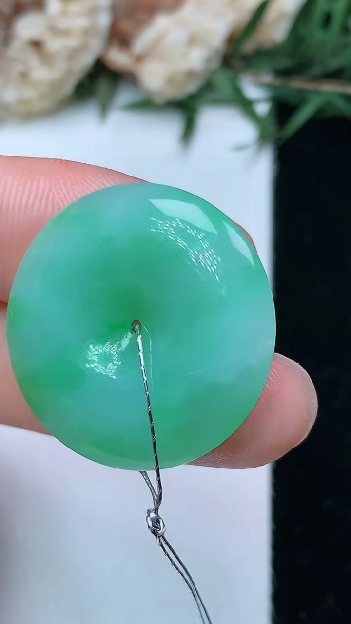 天然A货翡翠平安扣吊坠，尺寸24.4-4.8，重量:5.75g
7月13日