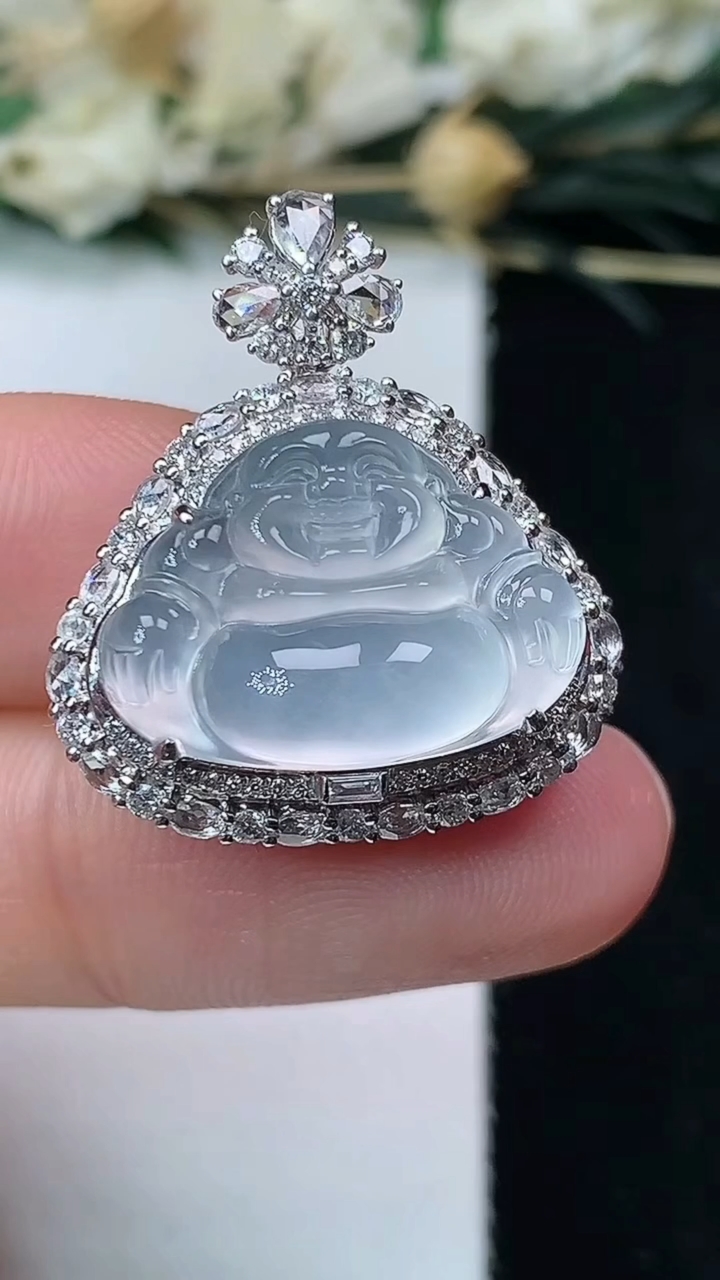 天然A货翡翠白冰佛公吊坠，尺寸25.6-22.3-11.8，裸石13-18.2，重量:5.52g
7