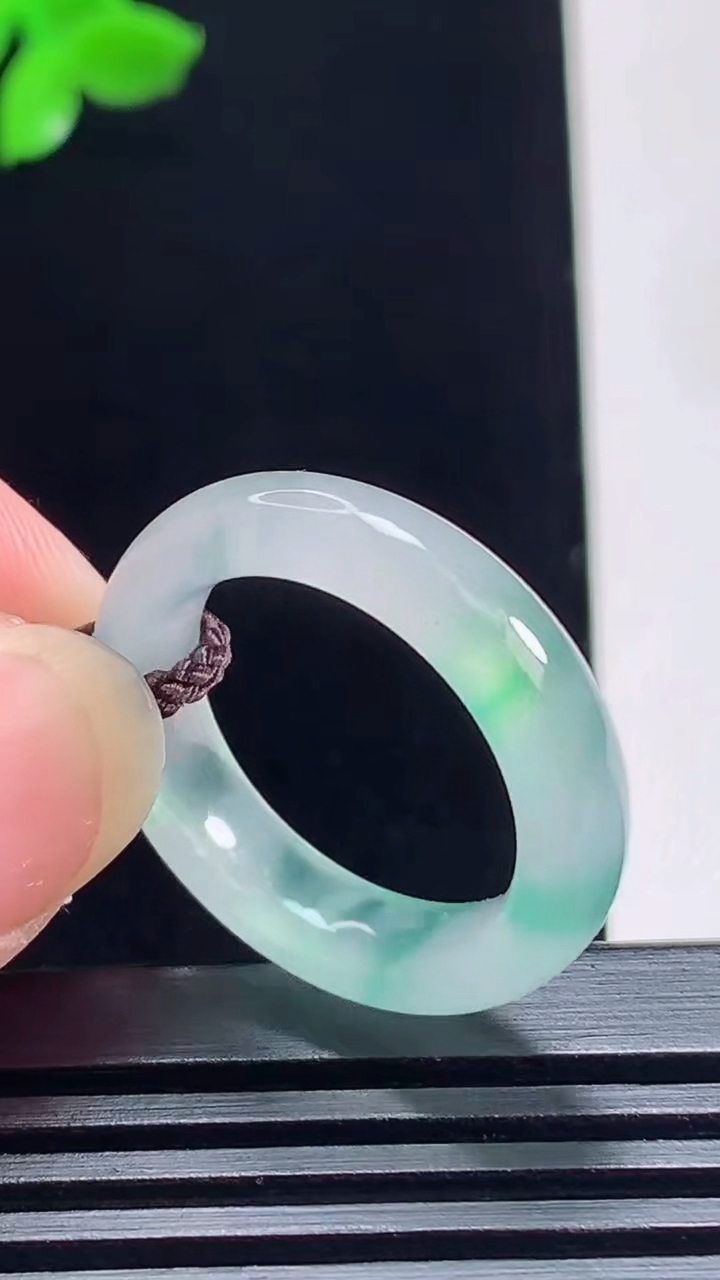 天然A货翡翠玉指环 戒指，尺寸18.5-5.5-3.8 重量:4.00g2026年7月13日
工厂直销收藏佳品,种好水足，色泽均匀，有种有色，上手高大气！