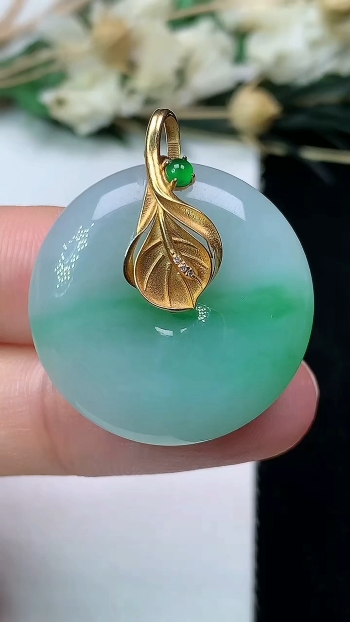 天然A货翡翠平安扣吊坠，尺寸25.2-6.2，重量:8.46g
7月13日
