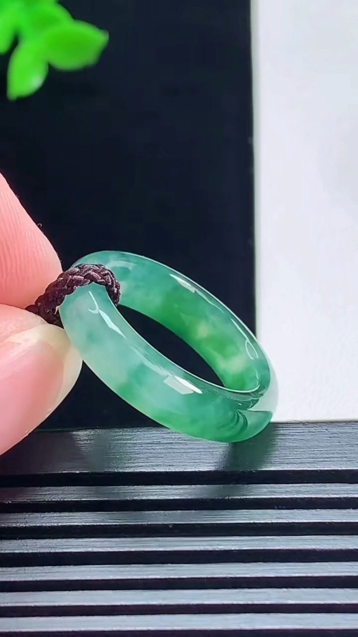 天然A货翡翠玉指环 戒指，尺寸17-5-3.5 重量:3.29g2026年7月13日
工厂直销收藏佳品,种好水足，色泽均匀，有种有色，上手高大气！