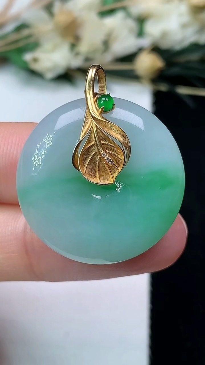 天然A货翡翠平安扣吊坠，尺寸25.2-6.2，重量:8.46g
7月13日