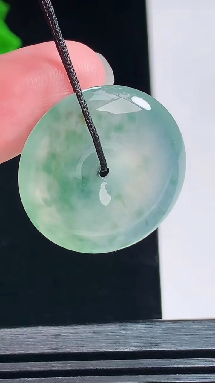 天然A货翡翠平安扣吊坠，尺寸25-5 重量:6.60g
7月13日
