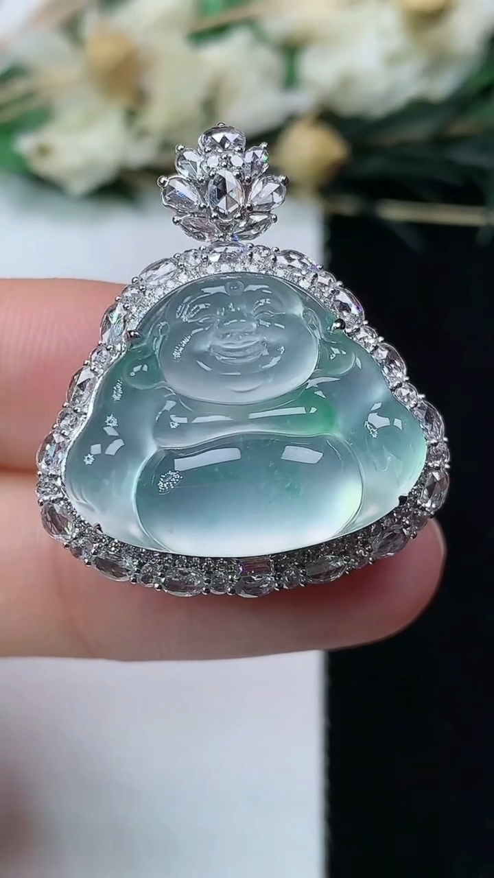 天然A货翡翠飘花佛公吊坠，尺寸29.2-25.5-11.8，裸石16.8-21.2，重量:6.84g
7月13日