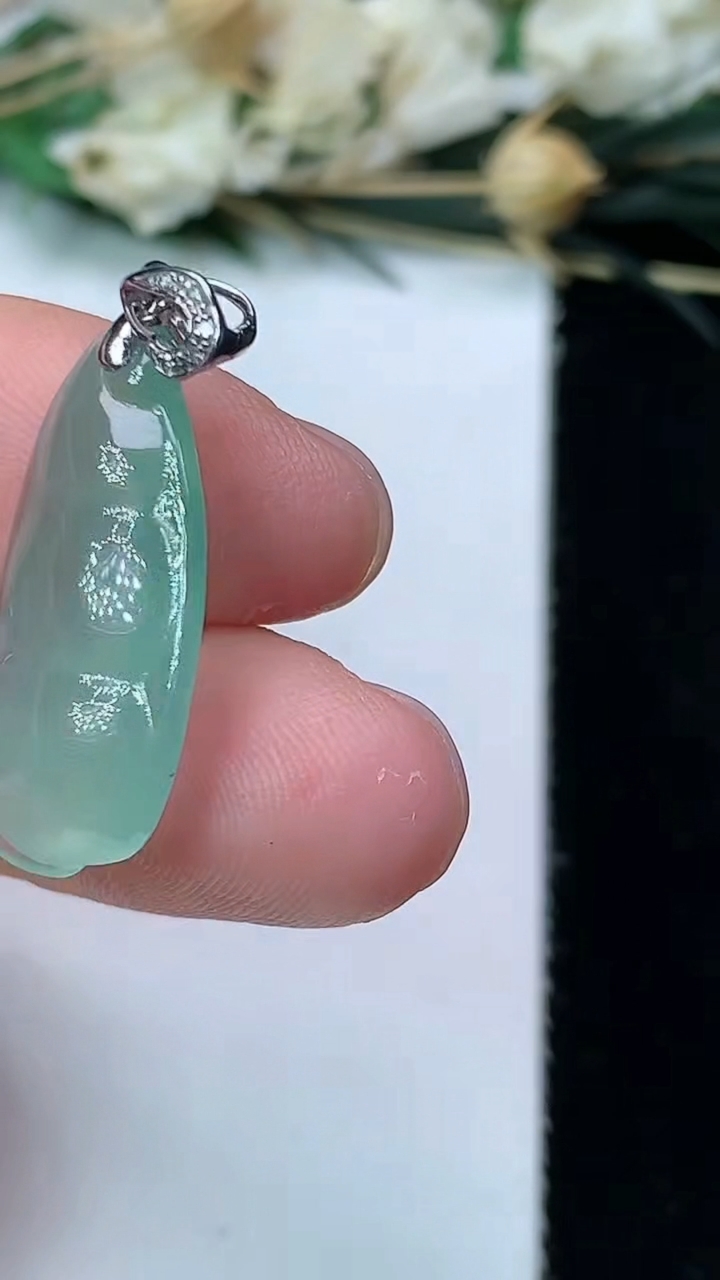 天然A货翡翠福豆吊坠，尺寸21.5-11.4-5.5，重量:2.56g
7月13日