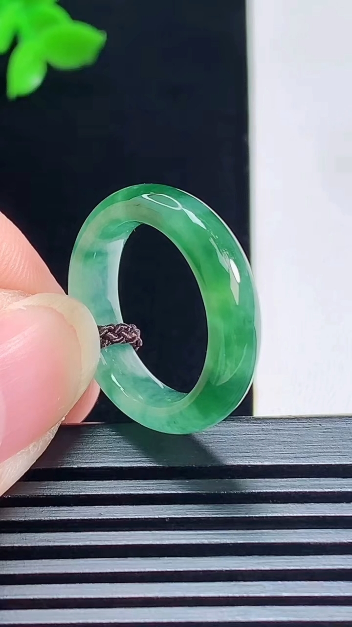 天然A货翡翠玉指环 戒指，尺寸17-5-3.5 重量:3.29g2026年7月13日
工厂直销收藏佳