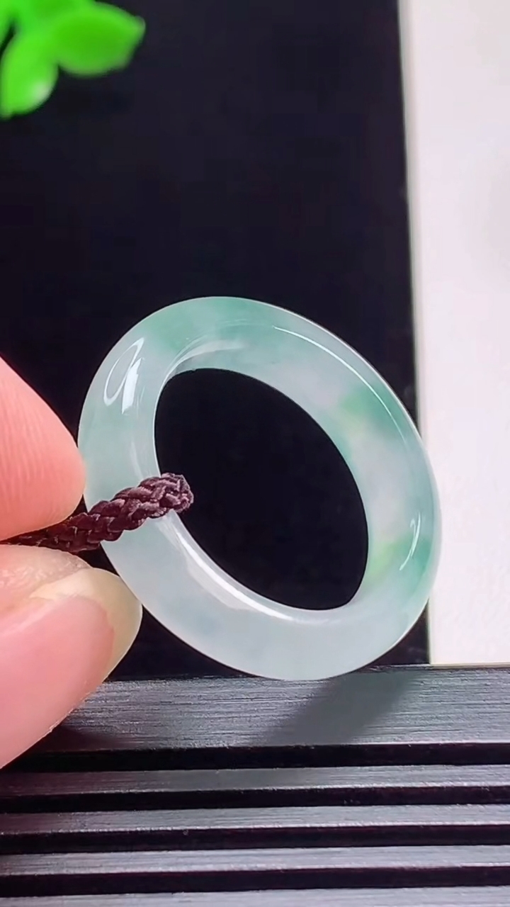 天然A货翡翠玉指环 戒指，尺寸18.5-5.5-3.8 重量:4.00g2026年7月13日
工厂直销收藏佳品,种好水足，色泽均匀，有种有色，上手高大气！