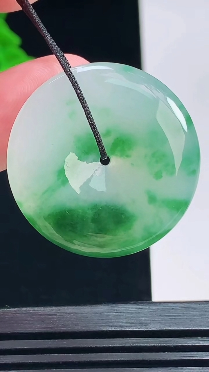天然A货翡翠平安扣吊坠，尺寸30-4.6 重量:9.00g
7月13日