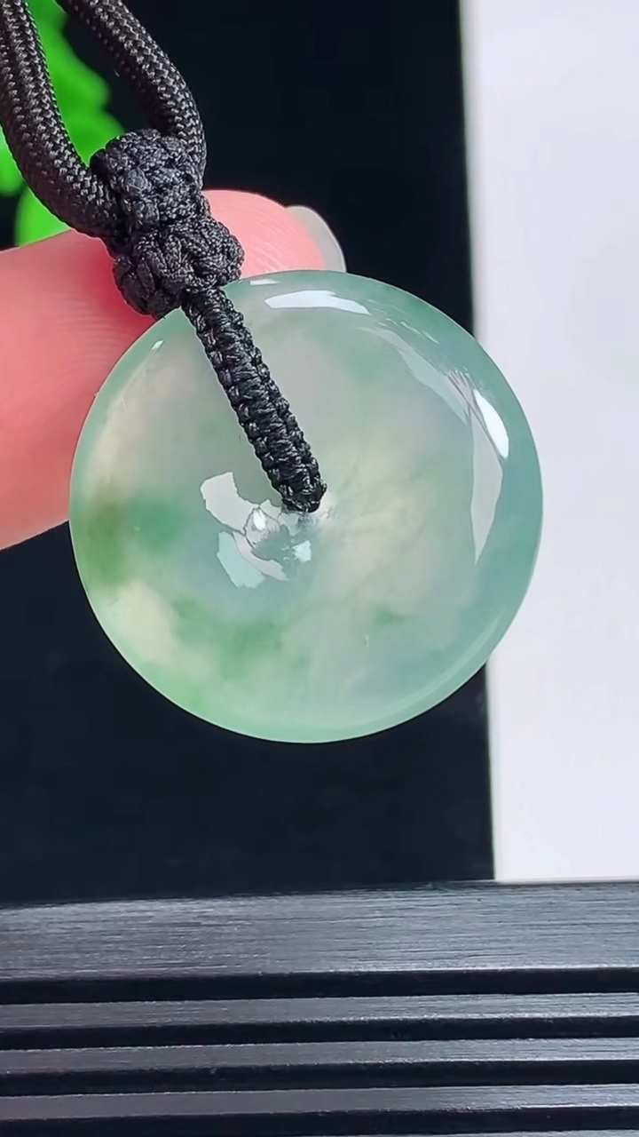 天然A货翡翠种飘花平安扣吊坠，尺寸23-4.6 重量:8.11g
7月13日