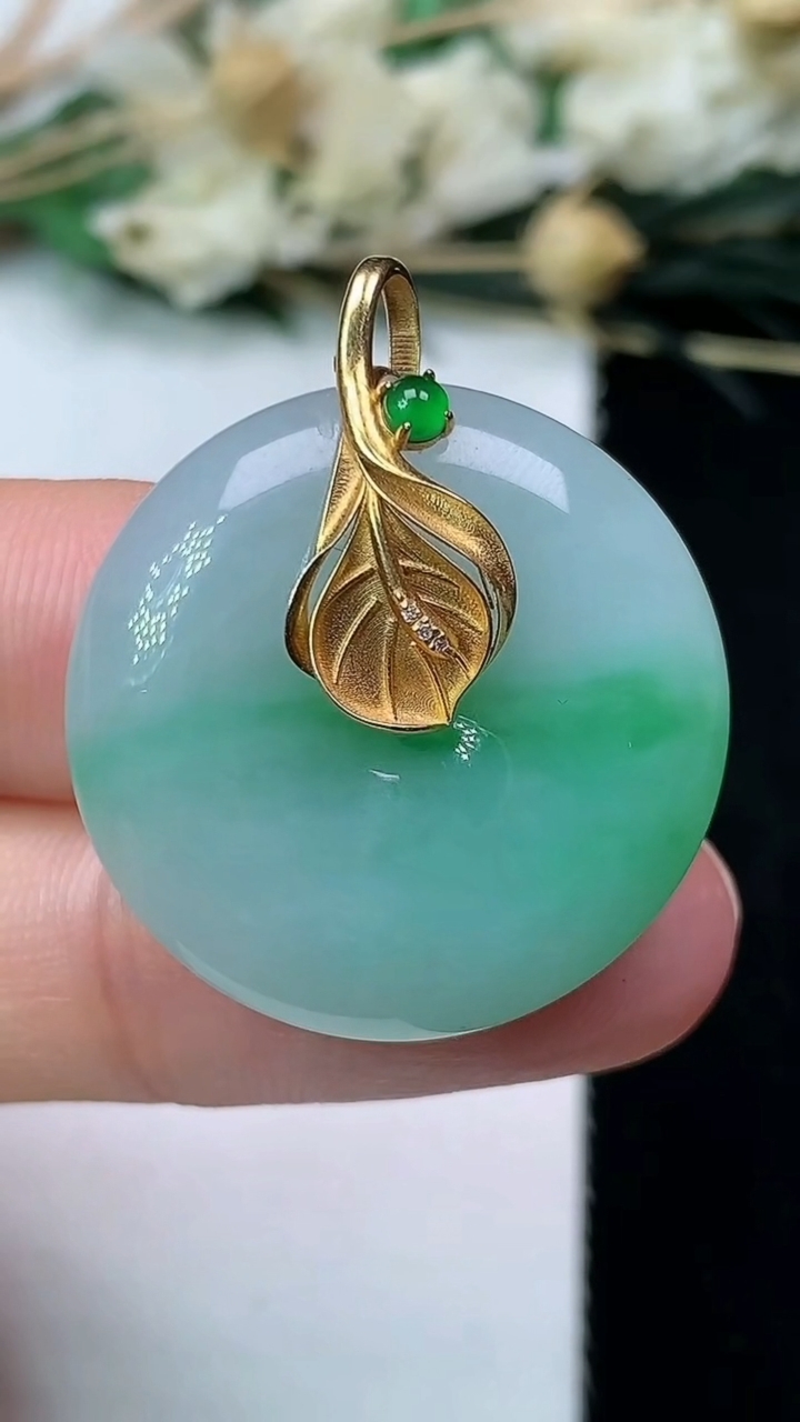 天然A货翡翠平安扣吊坠，尺寸25.2-6.2，重量:8.46g
7月13日