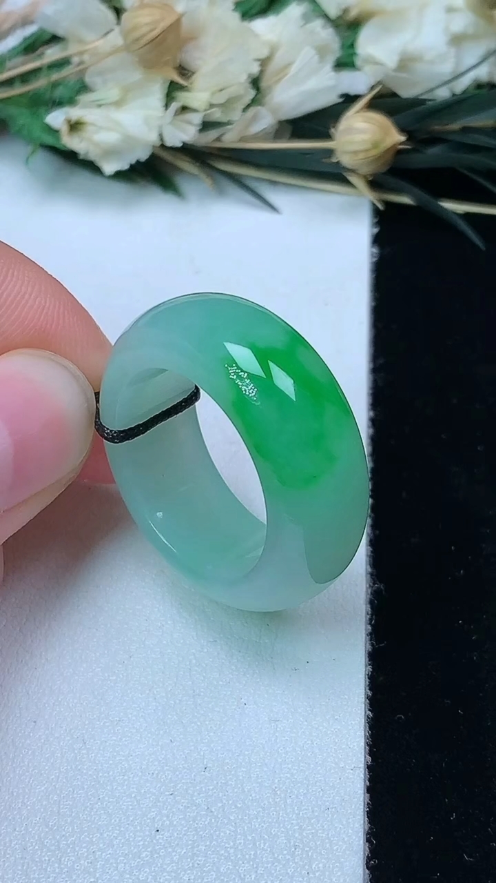 天然A货翡翠指环扳指，尺寸18.2-9.2-4.6，重量:8.42g2026年7月13日
工厂直销收