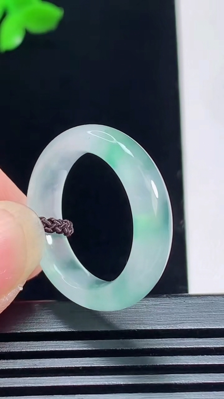 天然A货翡翠玉指环 戒指，尺寸18.5-5.5-3.8 重量:4.00g2026年7月13日
工厂直销收藏佳品,种好水足，色泽均匀，有种有色，上手高大气！