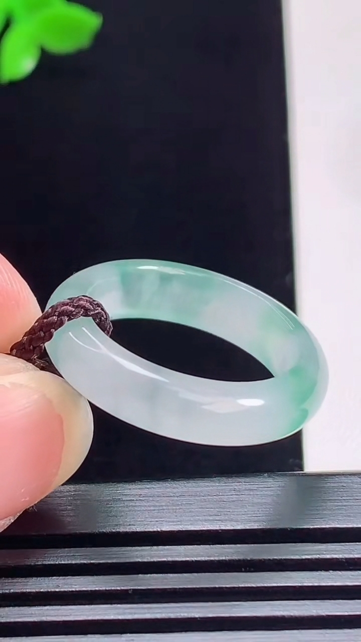 天然A货翡翠玉指环 戒指，尺寸18.5-5.5-3.8 重量:4.00g2026年7月13日
工厂直销收藏佳品,种好水足，色泽均匀，有种有色，上手高大气！